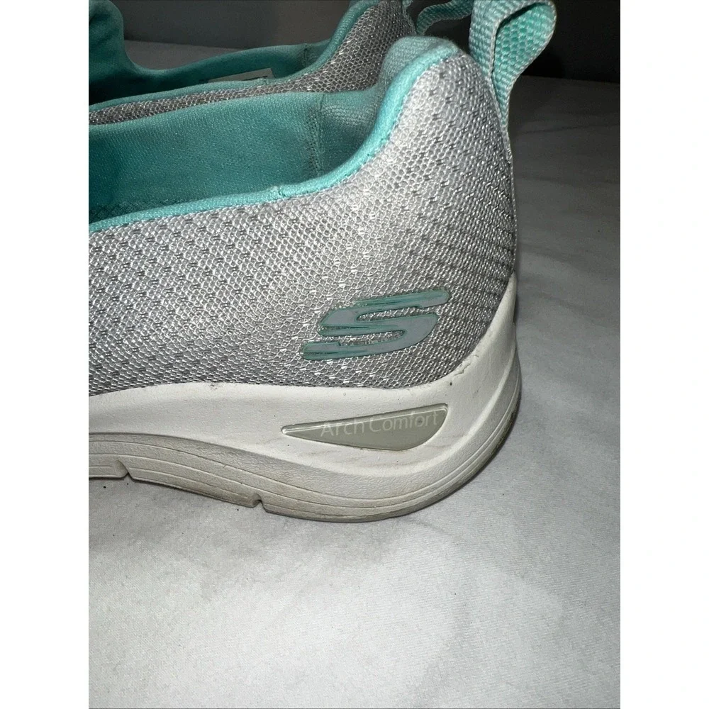 Skechers Womens Athletic Shoes Slip On Comfort Sneaker Size 6.5Arch Comfort Gray